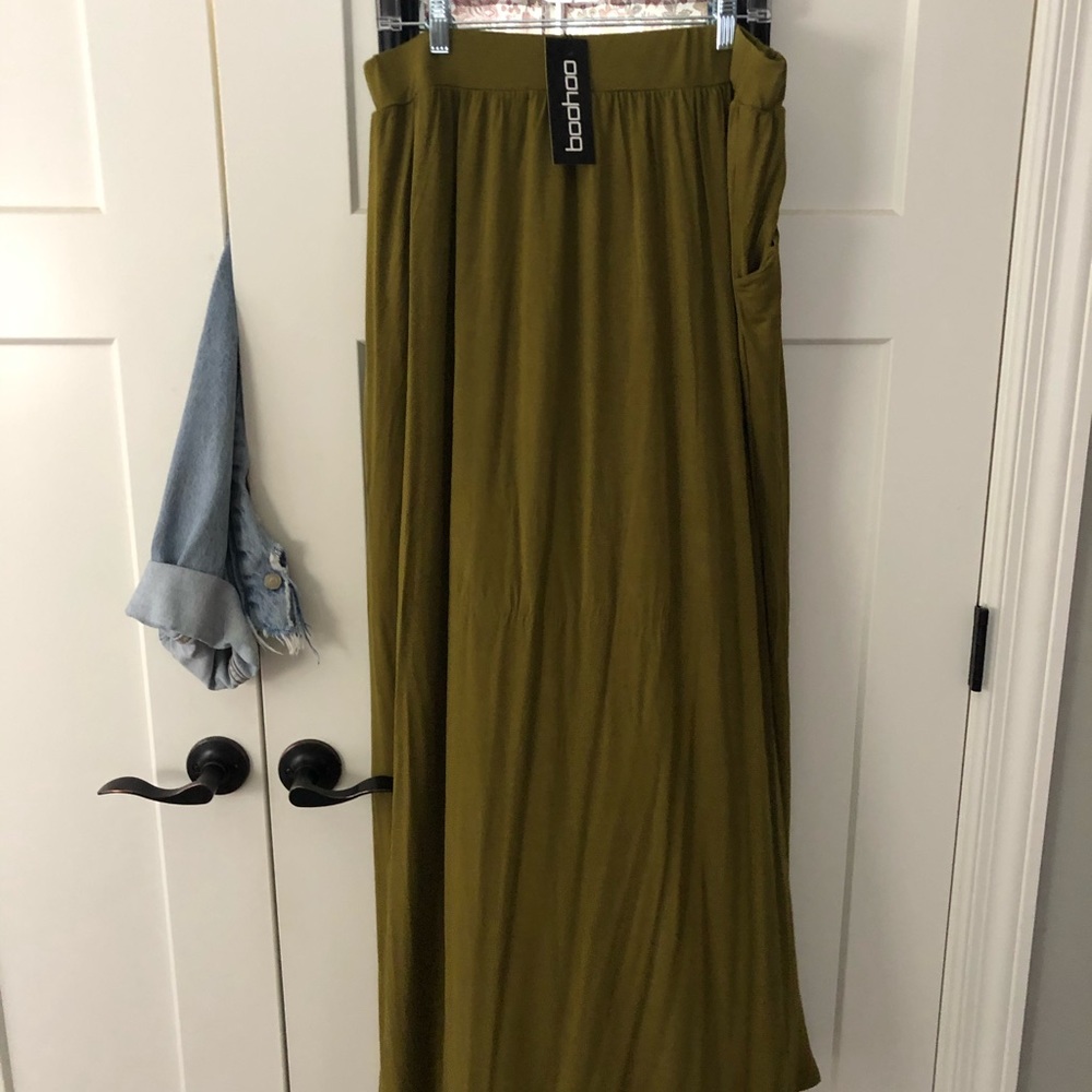 Olive green maxi skirt with POCKETS size 18 BOOHOO